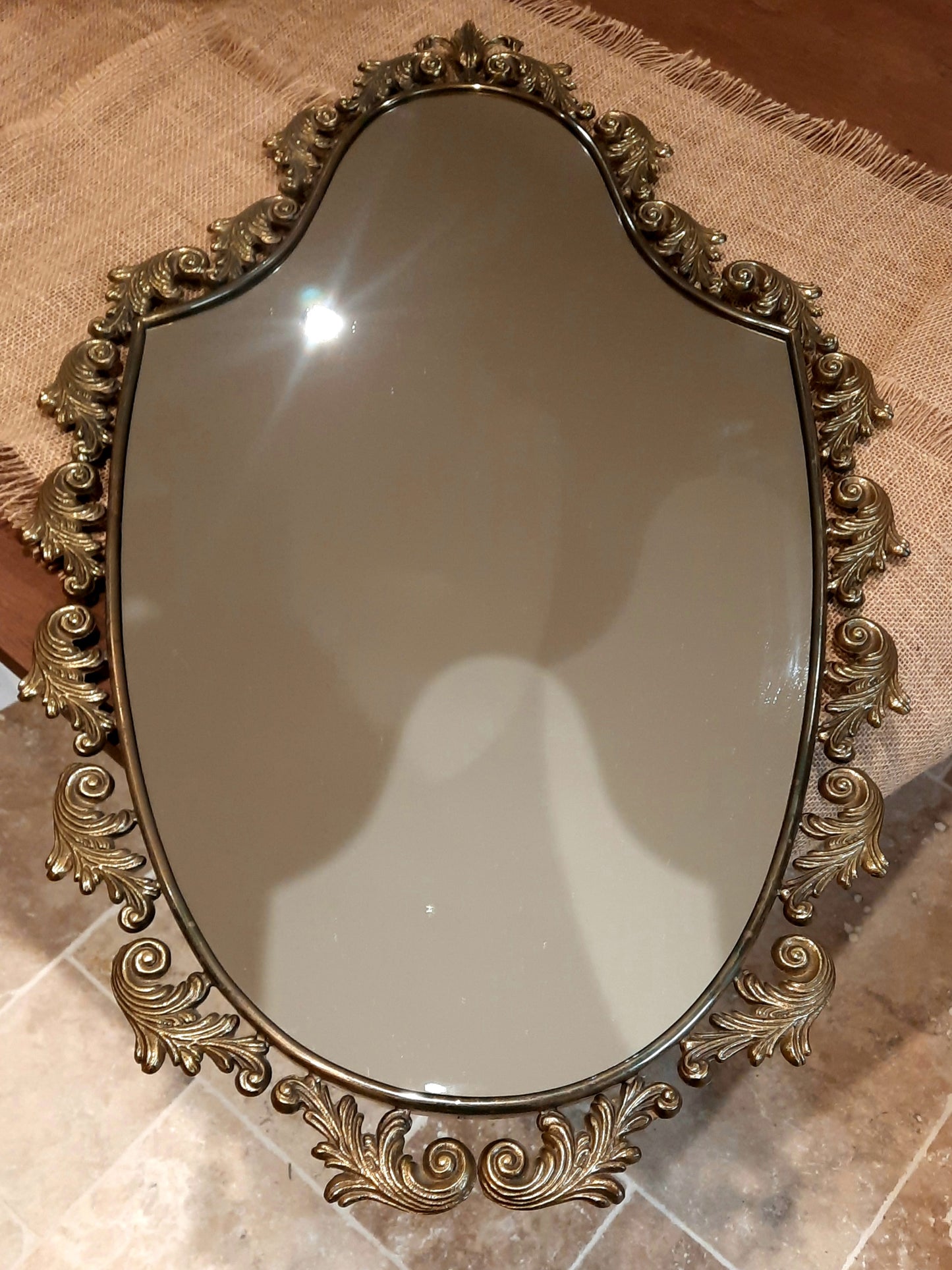 Espejo de latón con motivos florales tallados