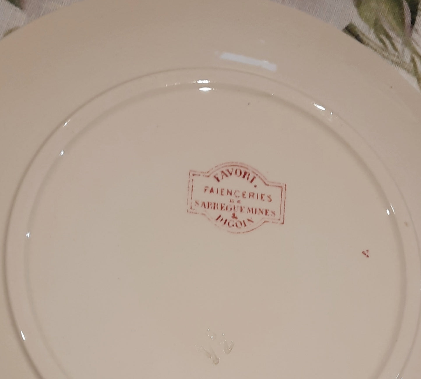 Deux Assiettes à Dessert Sarreguemines – Modèle "Favori" – Motif Oiseau Rouge