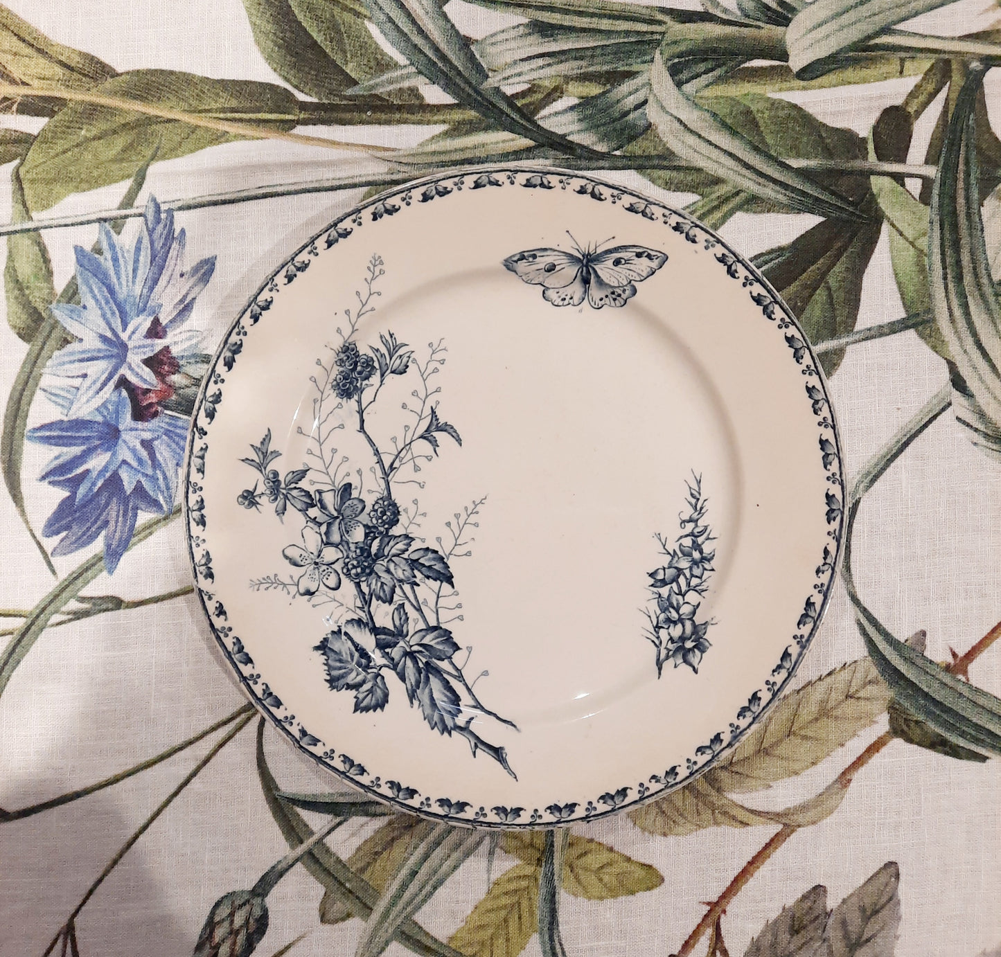 Assiette Plate "Carmen" en Terre de Fer – Élégance et Authenticité