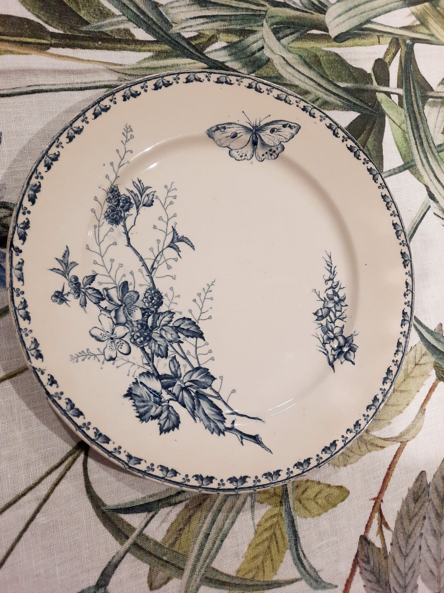 Assiette Plate "Carmen" en Terre de Fer – Élégance et Authenticité