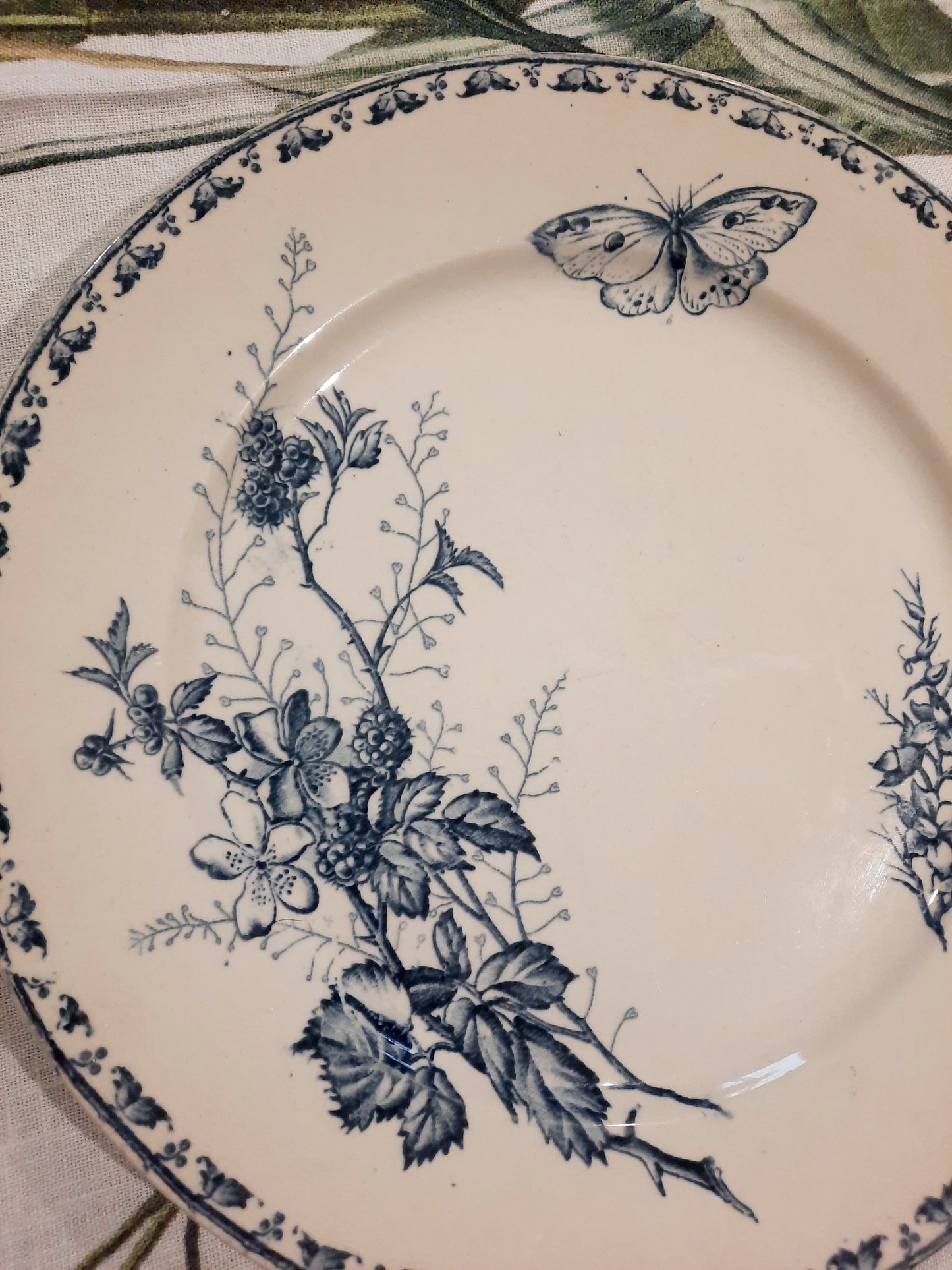 Assiette Plate "Carmen" en Terre de Fer – Élégance et Authenticité