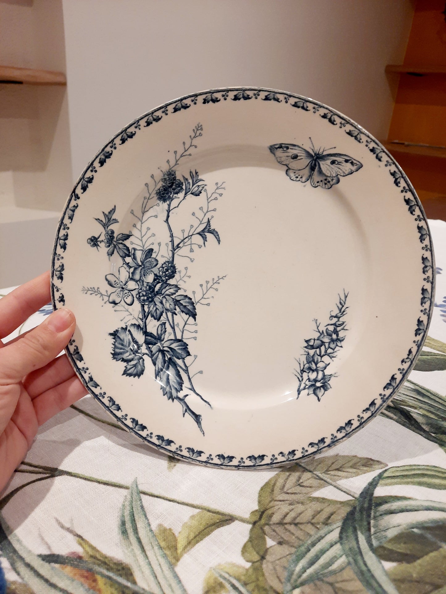 Assiette Plate "Carmen" en Terre de Fer – Élégance et Authenticité