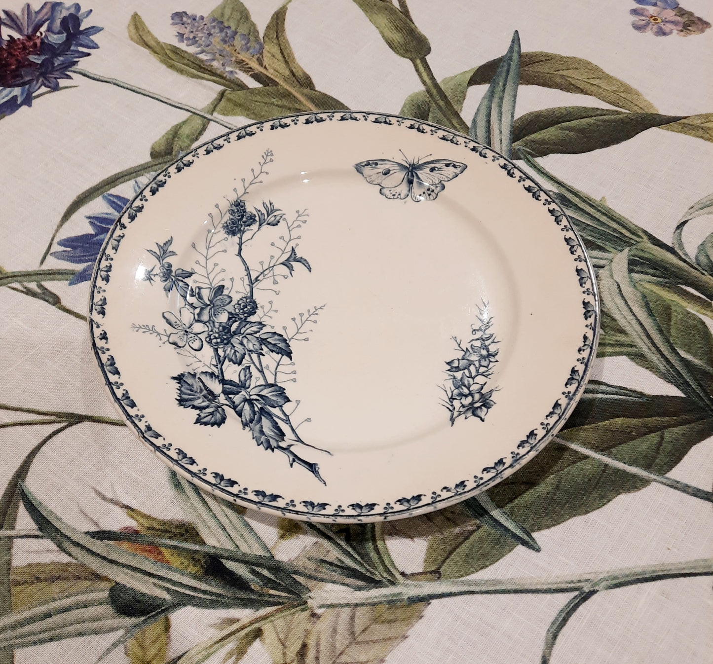 Assiette Plate "Carmen" en Terre de Fer – Élégance et Authenticité