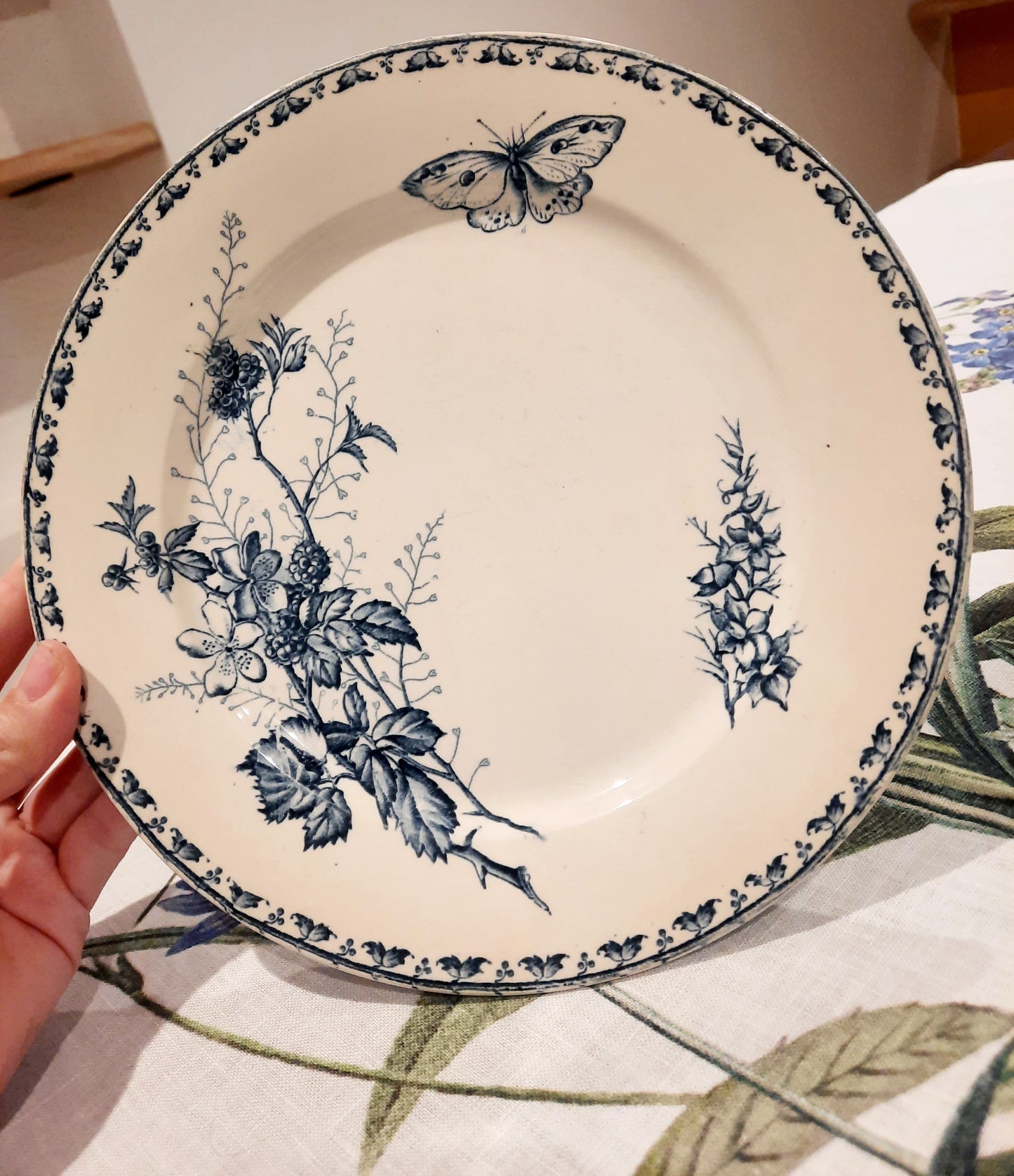 Assiette Plate "Carmen" en Terre de Fer – Élégance et Authenticité