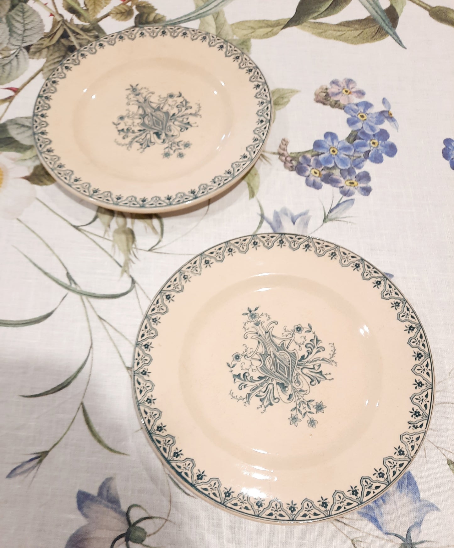 2 Assiettes à Dessert en Terre de Fer