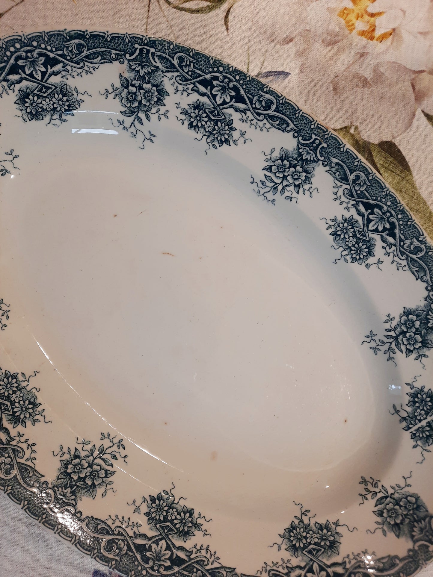 Plat ovale en faïence – St Amand les Eaux