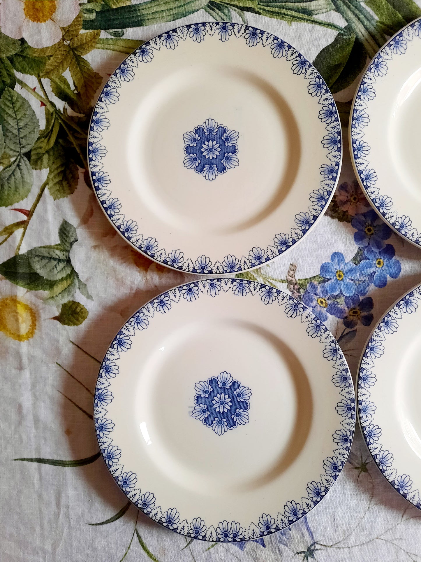 Intemporel raffinement – Lot de 4 assiettes plates Lunéville K&G Rouen – XIXe siècle