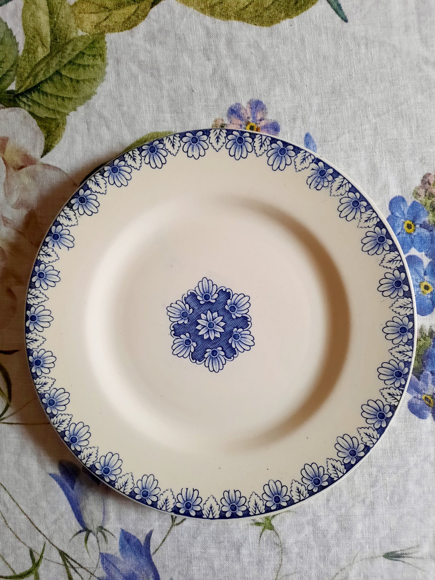 Intemporel raffinement – Lot de 4 assiettes plates Lunéville K&G Rouen – XIXe siècle