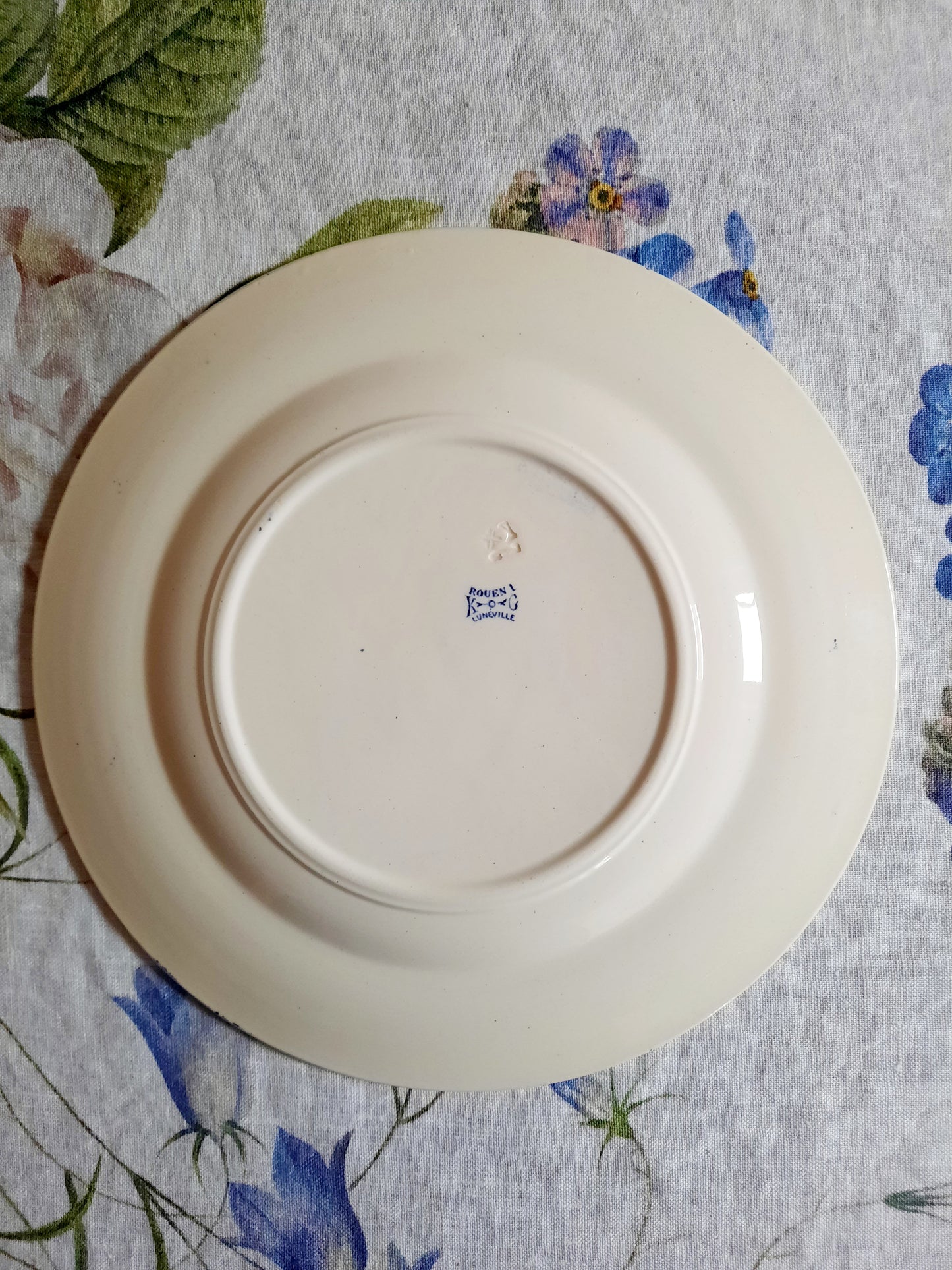 Intemporel raffinement – Lot de 4 assiettes plates Lunéville K&G Rouen – XIXe siècle
