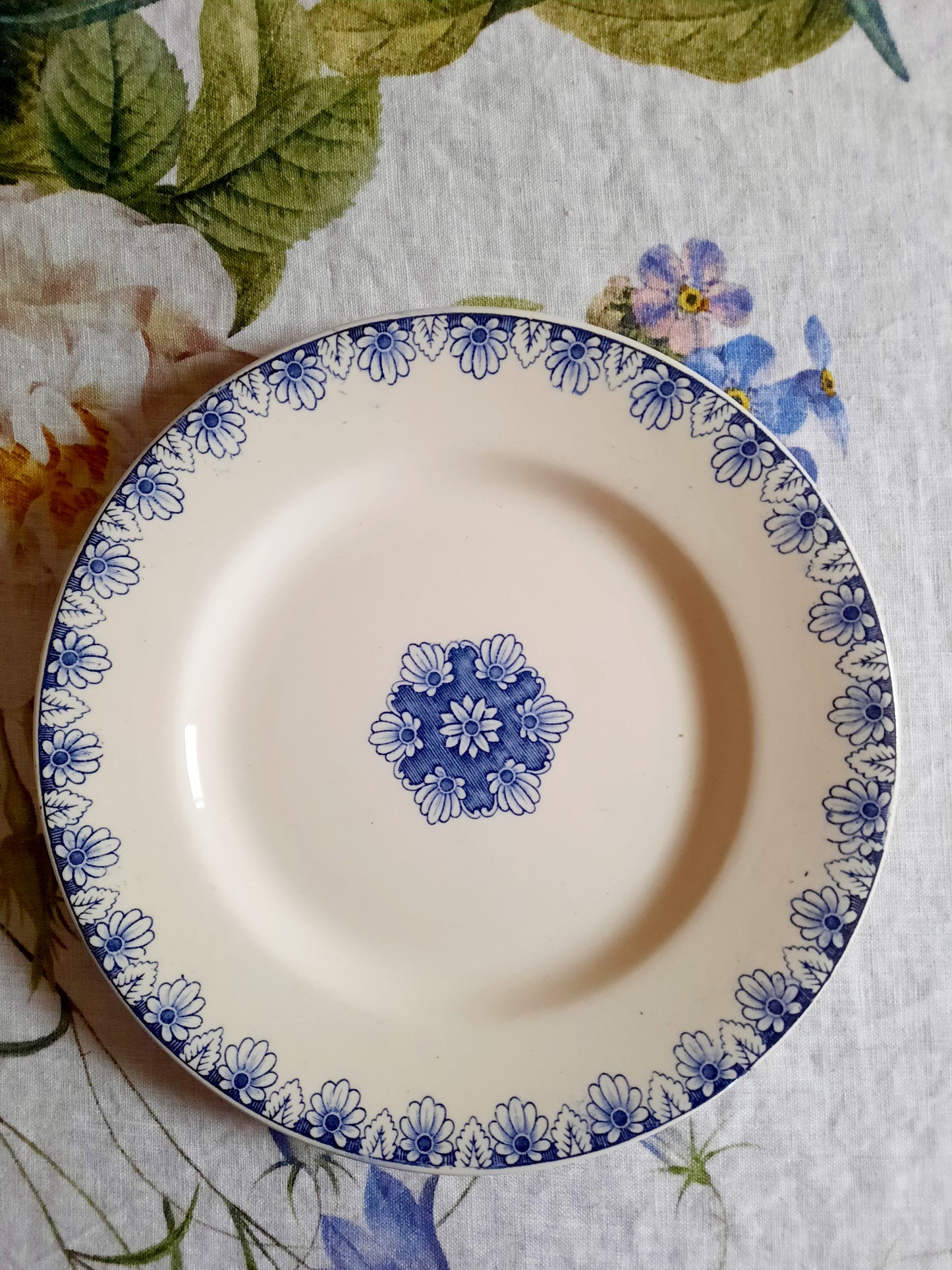 Intemporel raffinement – Lot de 4 assiettes plates Lunéville K&G Rouen – XIXe siècle