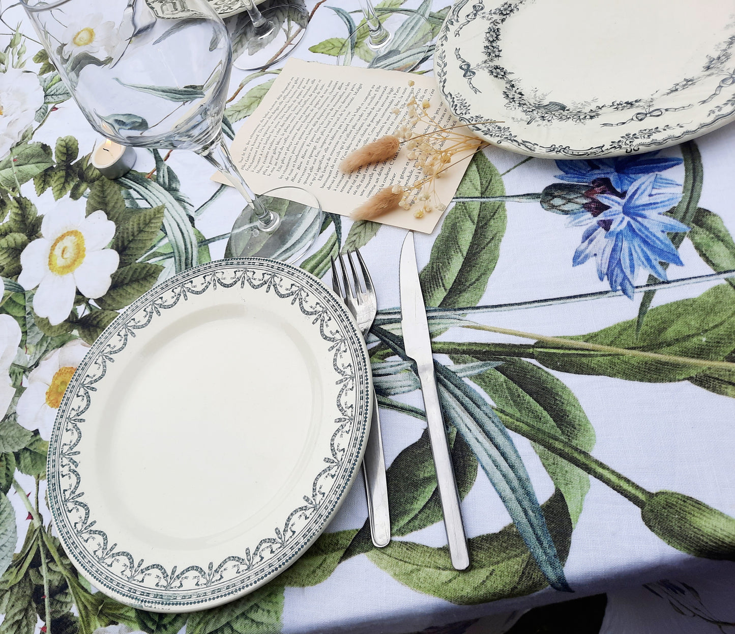 Nappe Fleurie en Lin – Jardin Bleu | Nappe Mariage & Table Élégante