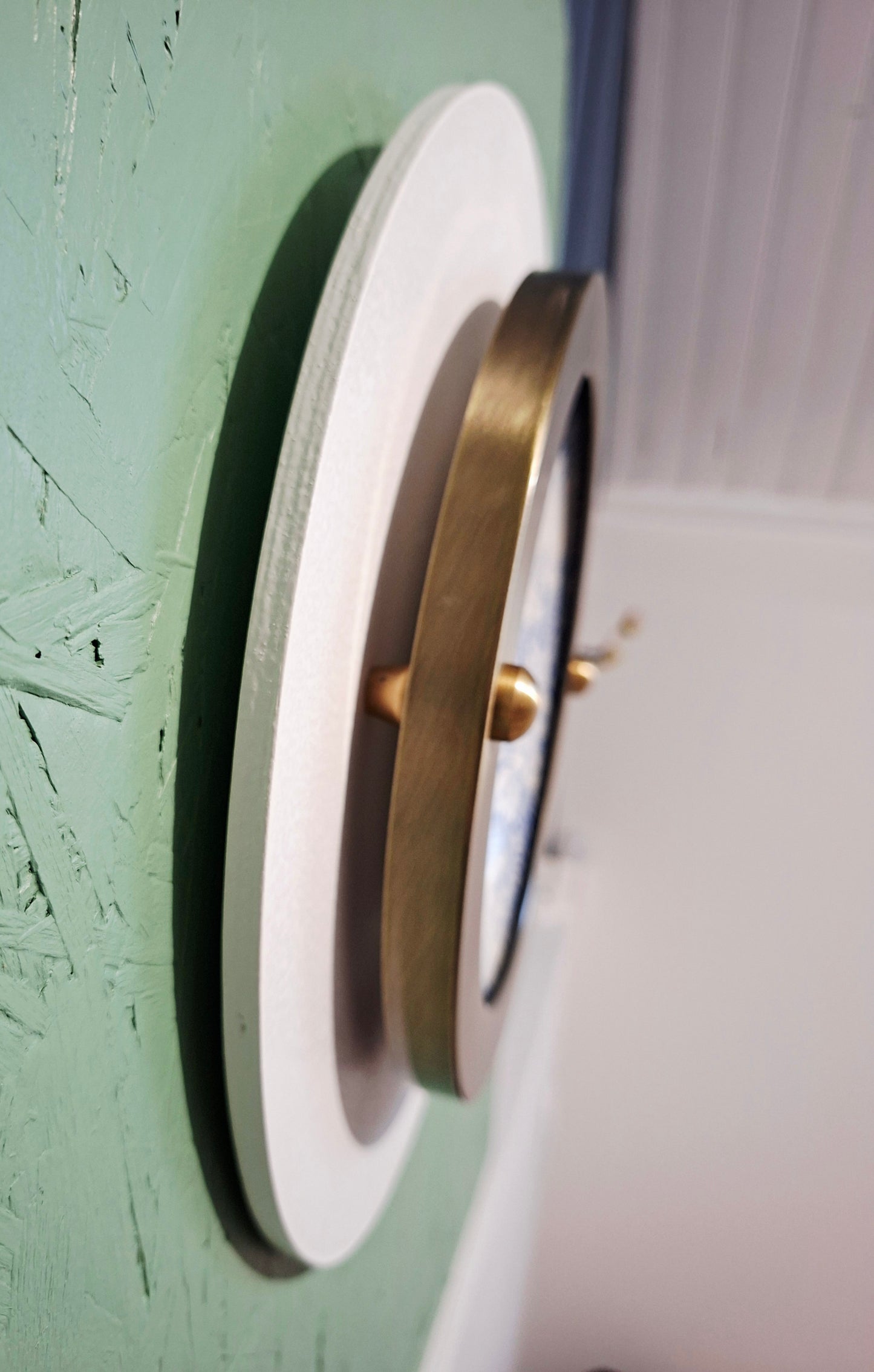 Décoration murale artisanale avec assiette pexonne