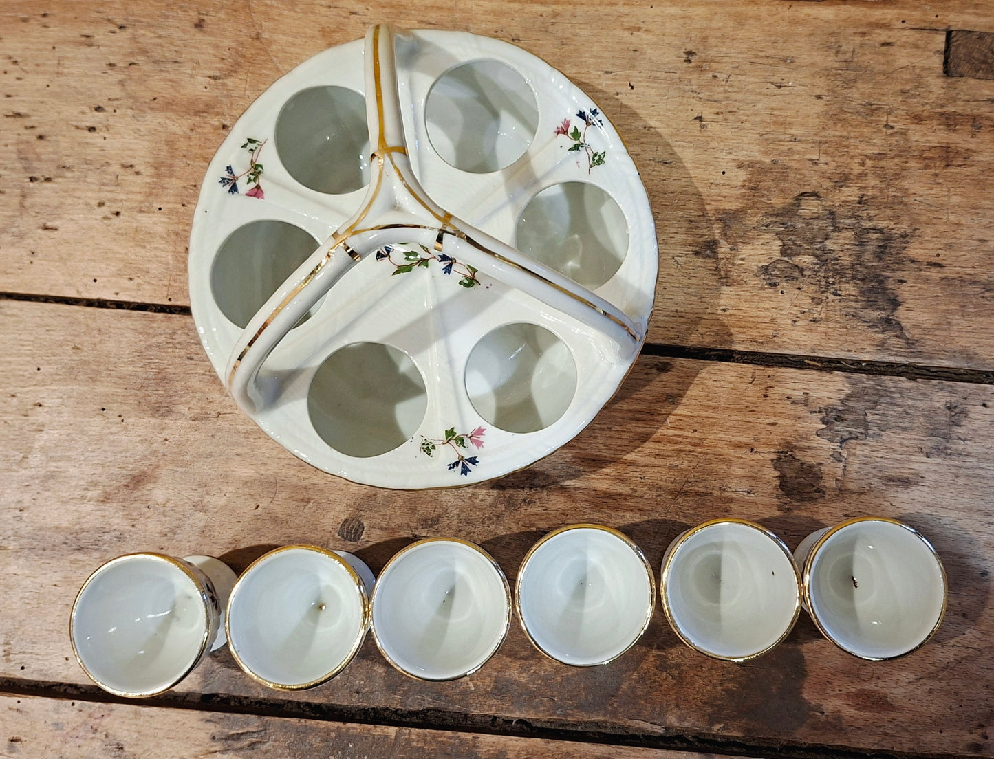 Charmant ensemble de coquetiers avec leur socle