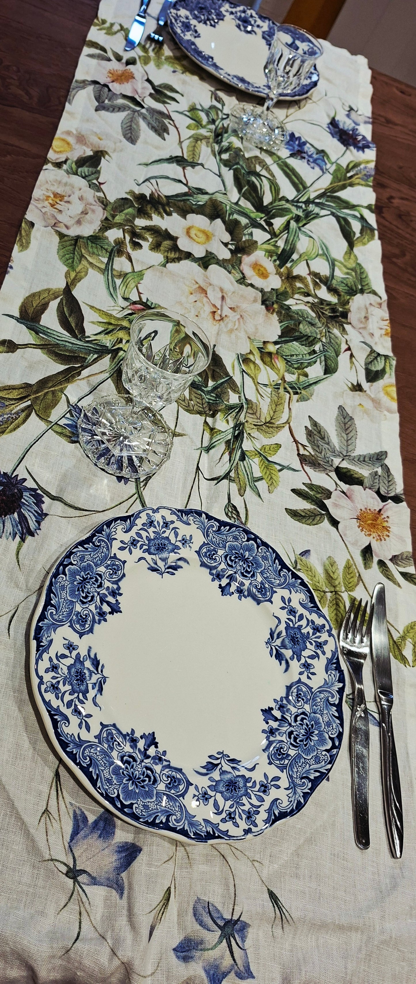 Chemin de Table Blanc et Violet en Lin 145x45 cm – Motifs Fleurs – Centre de Table Élégant et Linge de Table Haut de Gamme