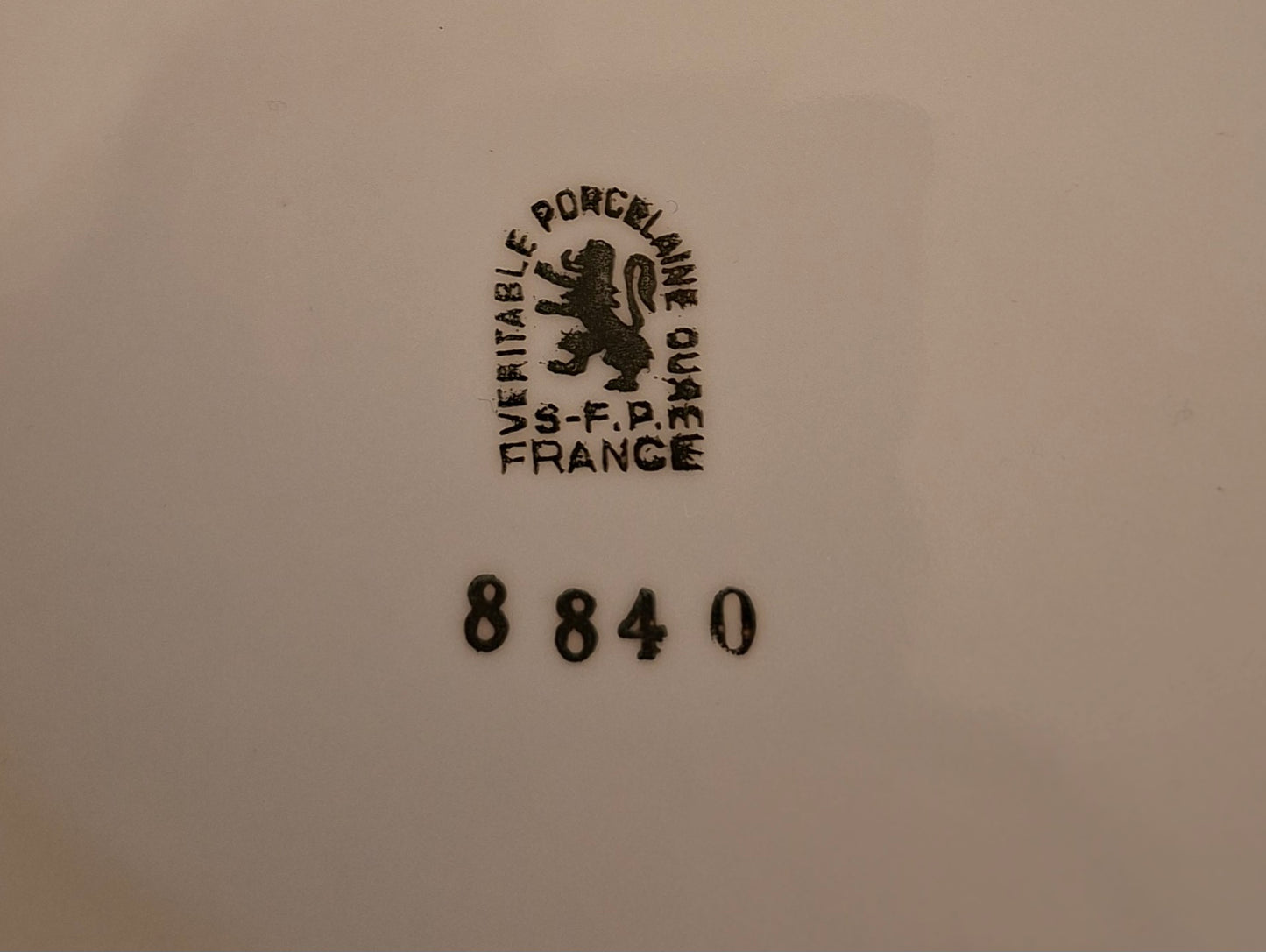 Plat rond avec poignée – Porcelaine véritable S.F.P