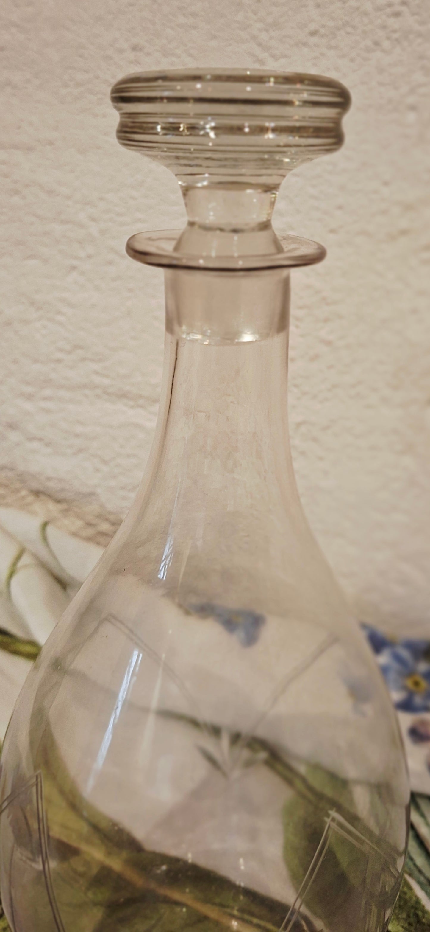 Carafe en cristal à motifs gravés avec bouchon