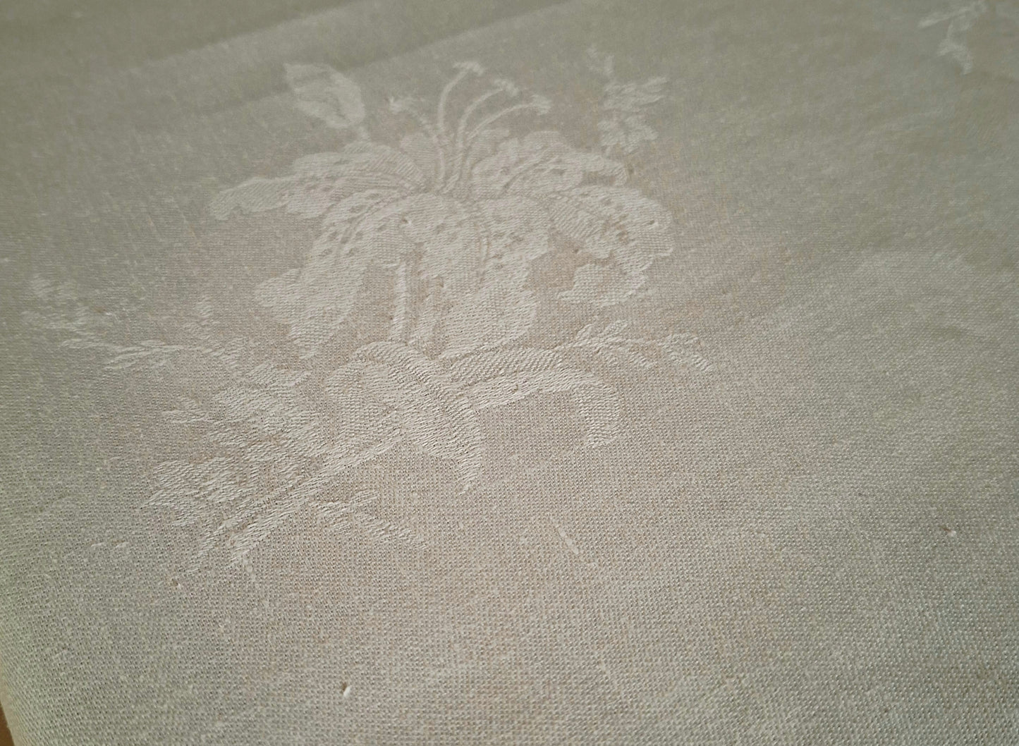 Nappe Ancienne en Lin Damassé – Motif Fleurs de Lys – Linge de Maison Vintage Élégant et Authentique