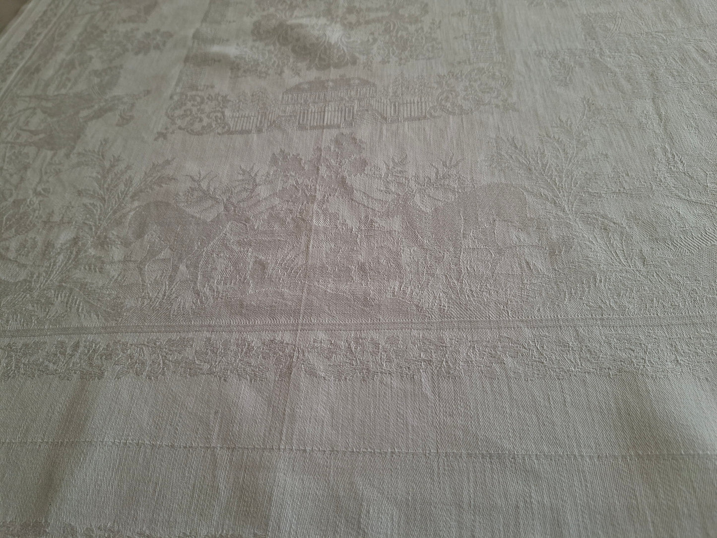 Chemin de table en lin ancien damassé – Décor chasse à courre – Linge ancien Belle Époque 140 x 71 cm