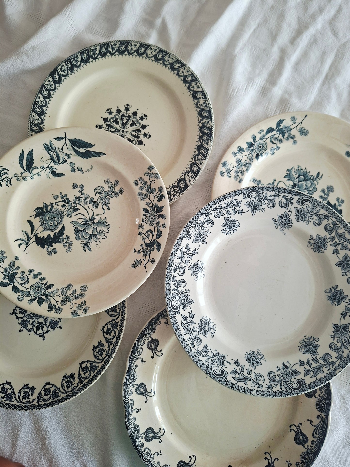 Lot de 6 assiettes plates anciennes en Terre de Fer – Dégradé de bleus nuit – Mix & Match