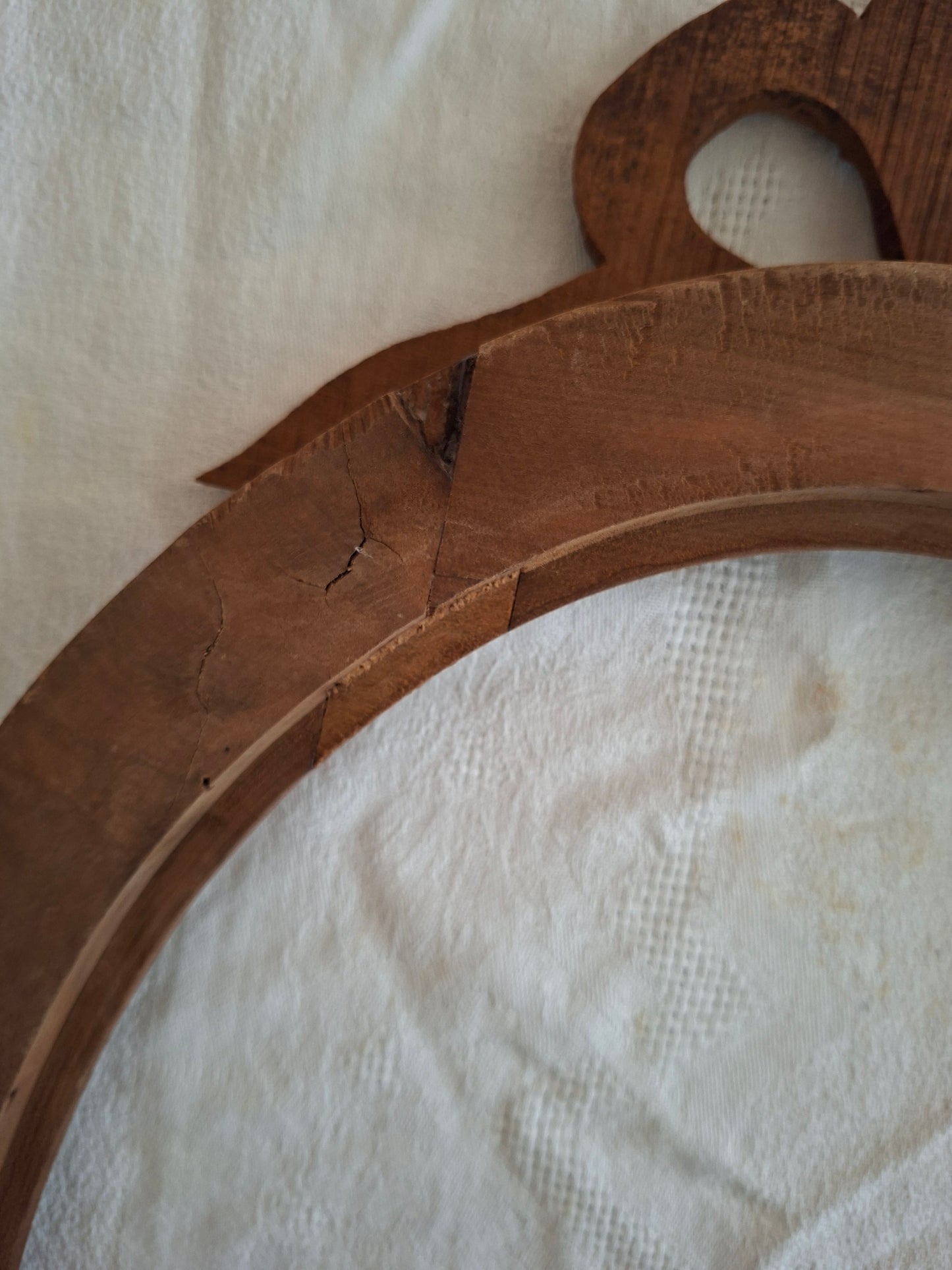 Un Cadre ancien en bois avec nœuds papillon