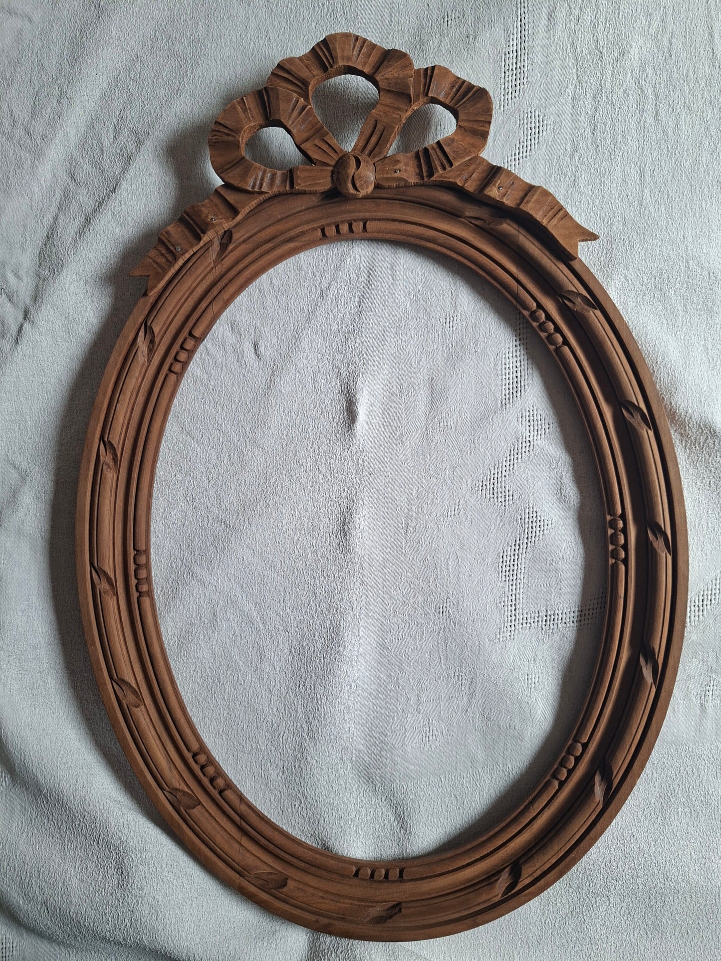 Cadre ancien en bois avec nœuds papillon