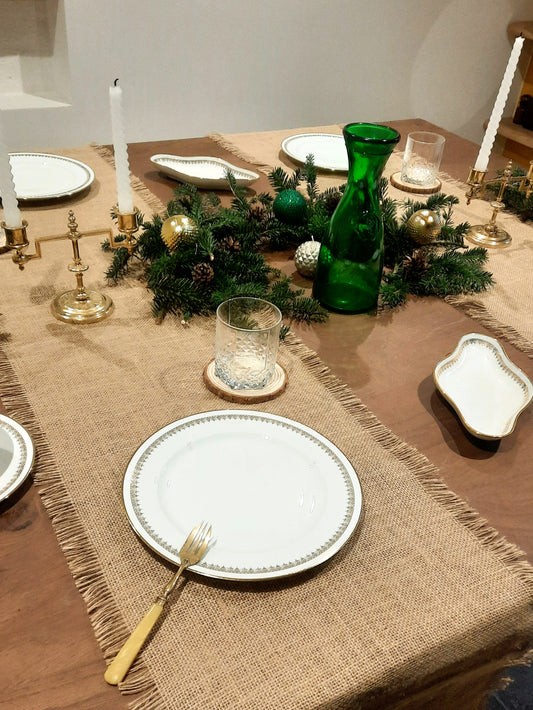Une table vintage avec de la vaiselle ancienne pour Noël 