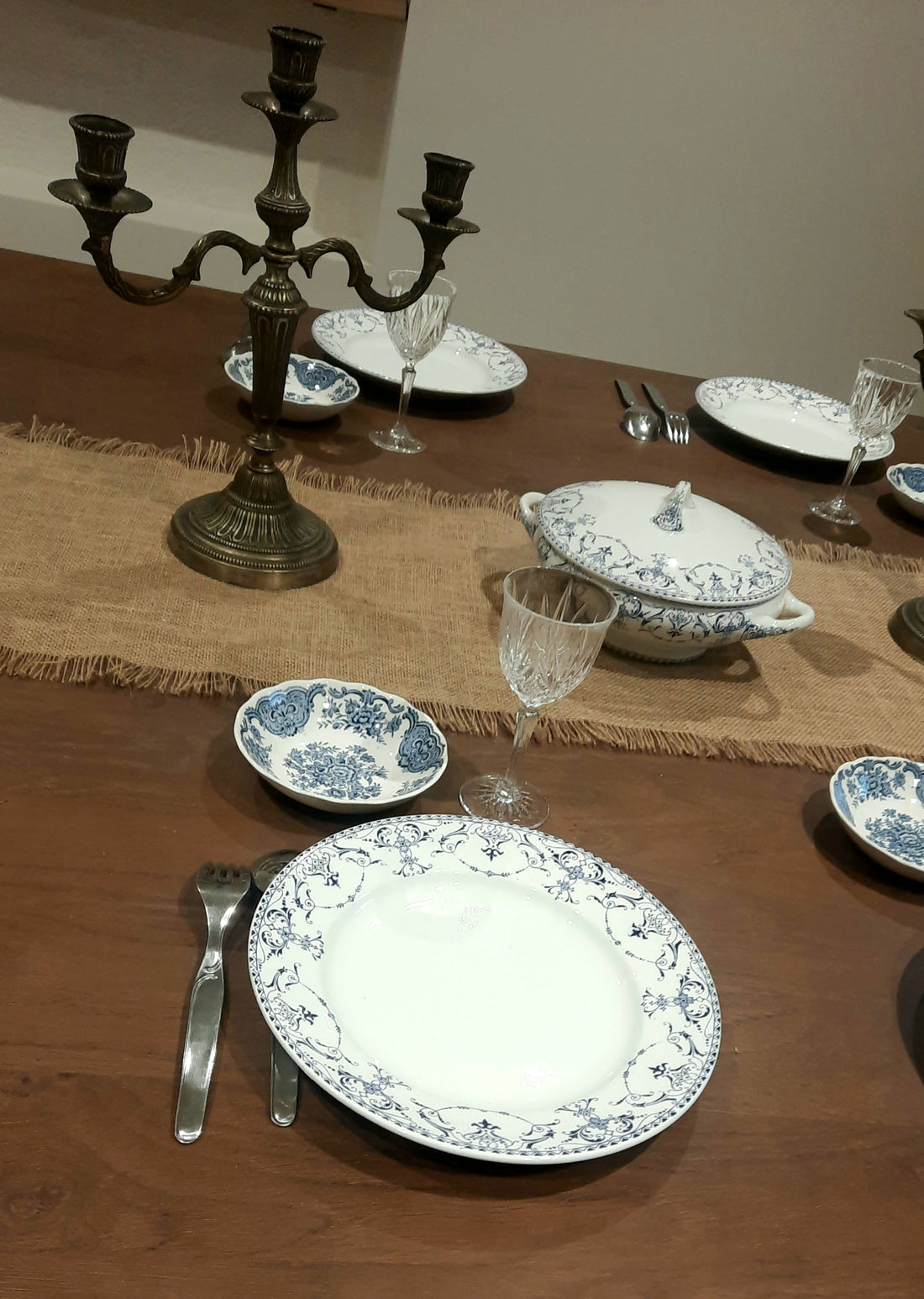 Une Table d’Autrefois : L’Authenticité au Service de votre Décoration