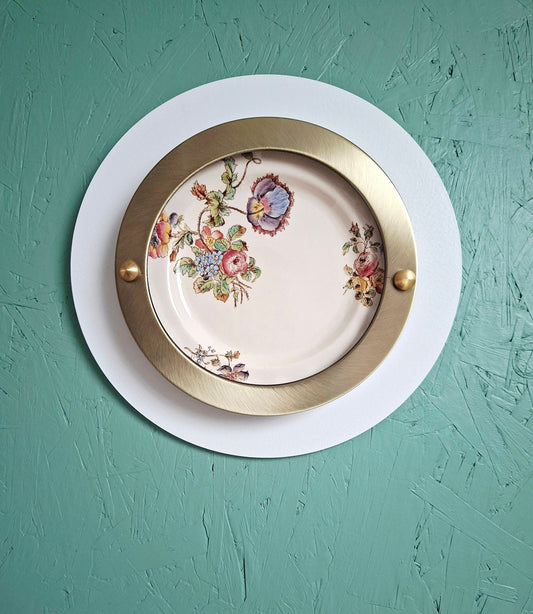 Assiettes décoratives murales : pourquoi adopter cette tendance artisanale et unique ?