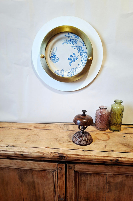 Assiettes décoratives murales : pourquoi adopter cette tendance artisanale et unique ?