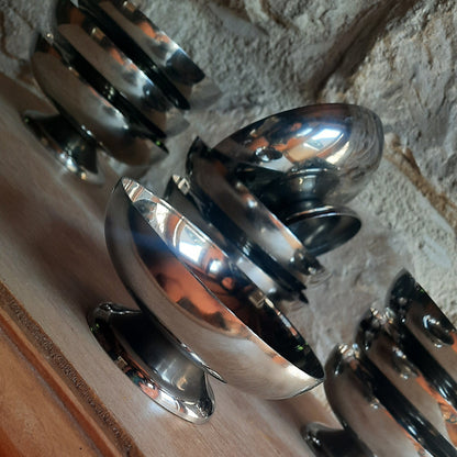Pequeñas tazas de acero