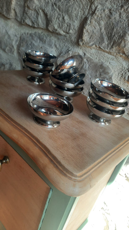 Pequeñas tazas de acero