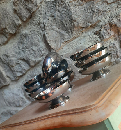 Pequeñas tazas de acero