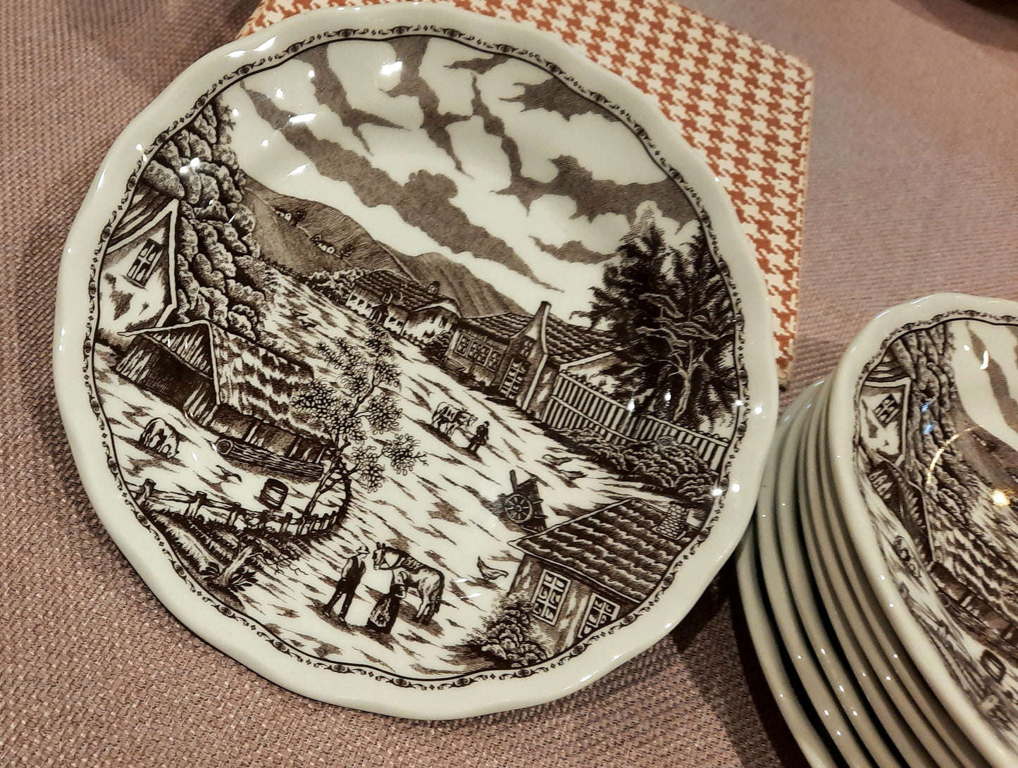 8 assiettes Ironstone