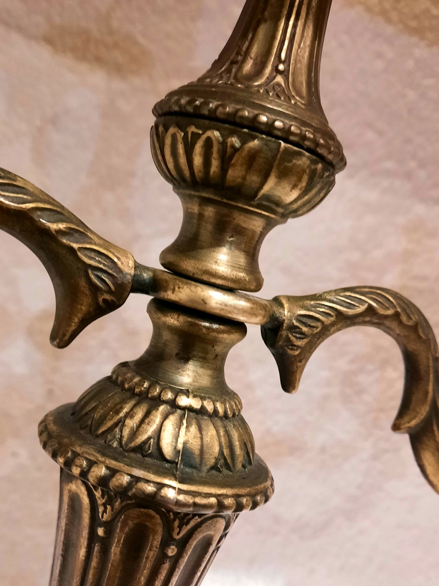 Par de castiçais de metal dourado