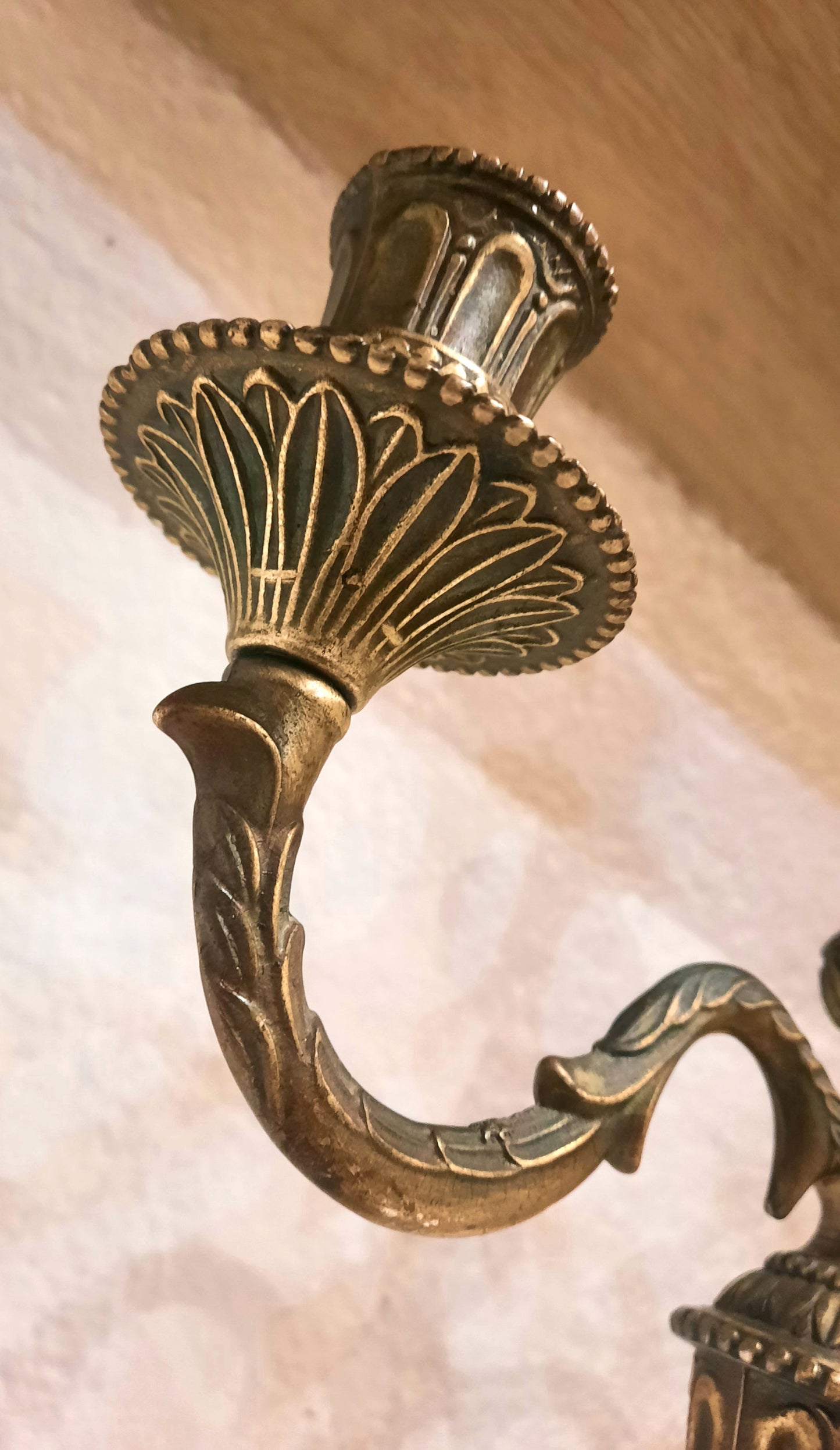 Par de castiçais de metal dourado