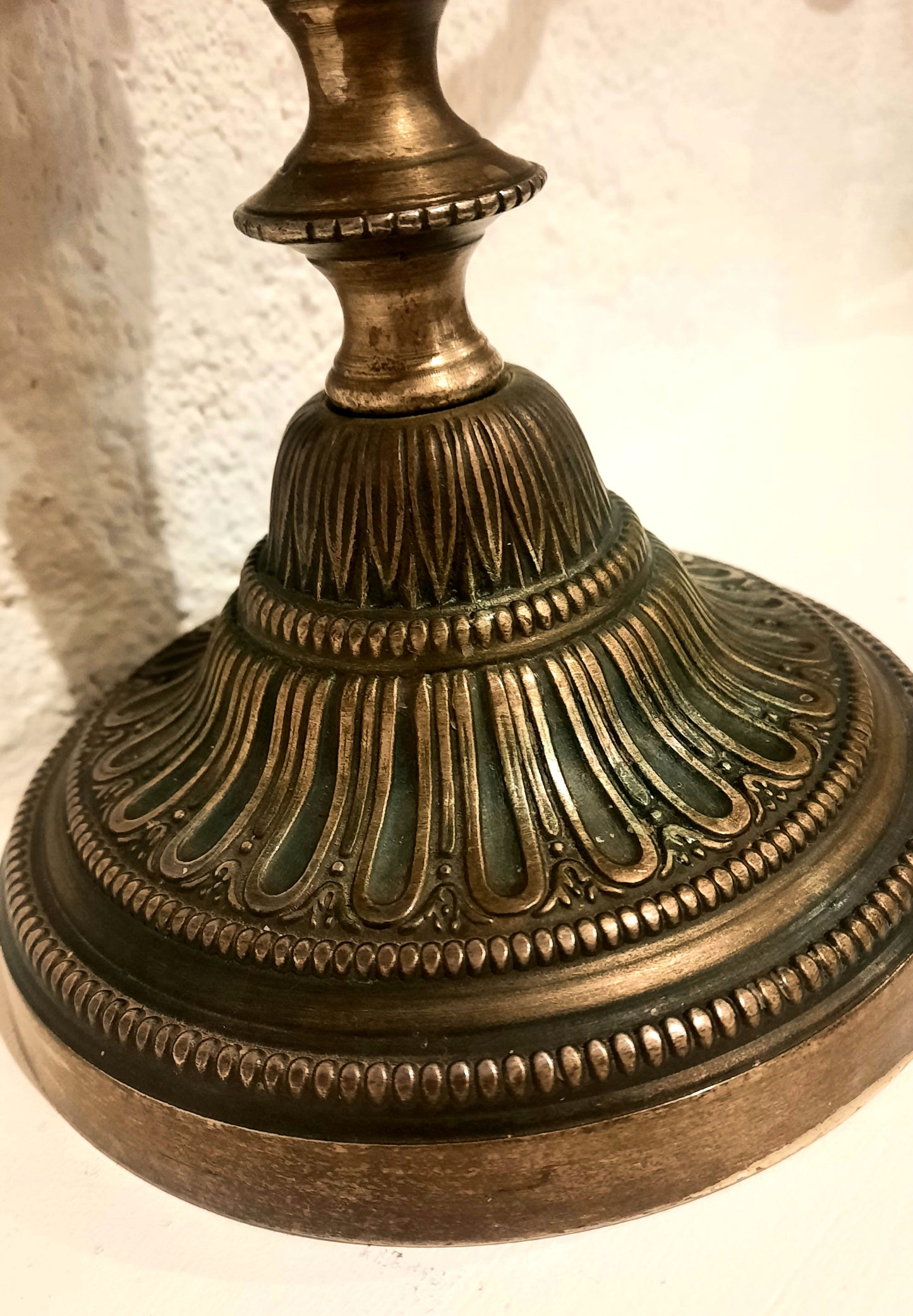 Par de castiçais de metal dourado