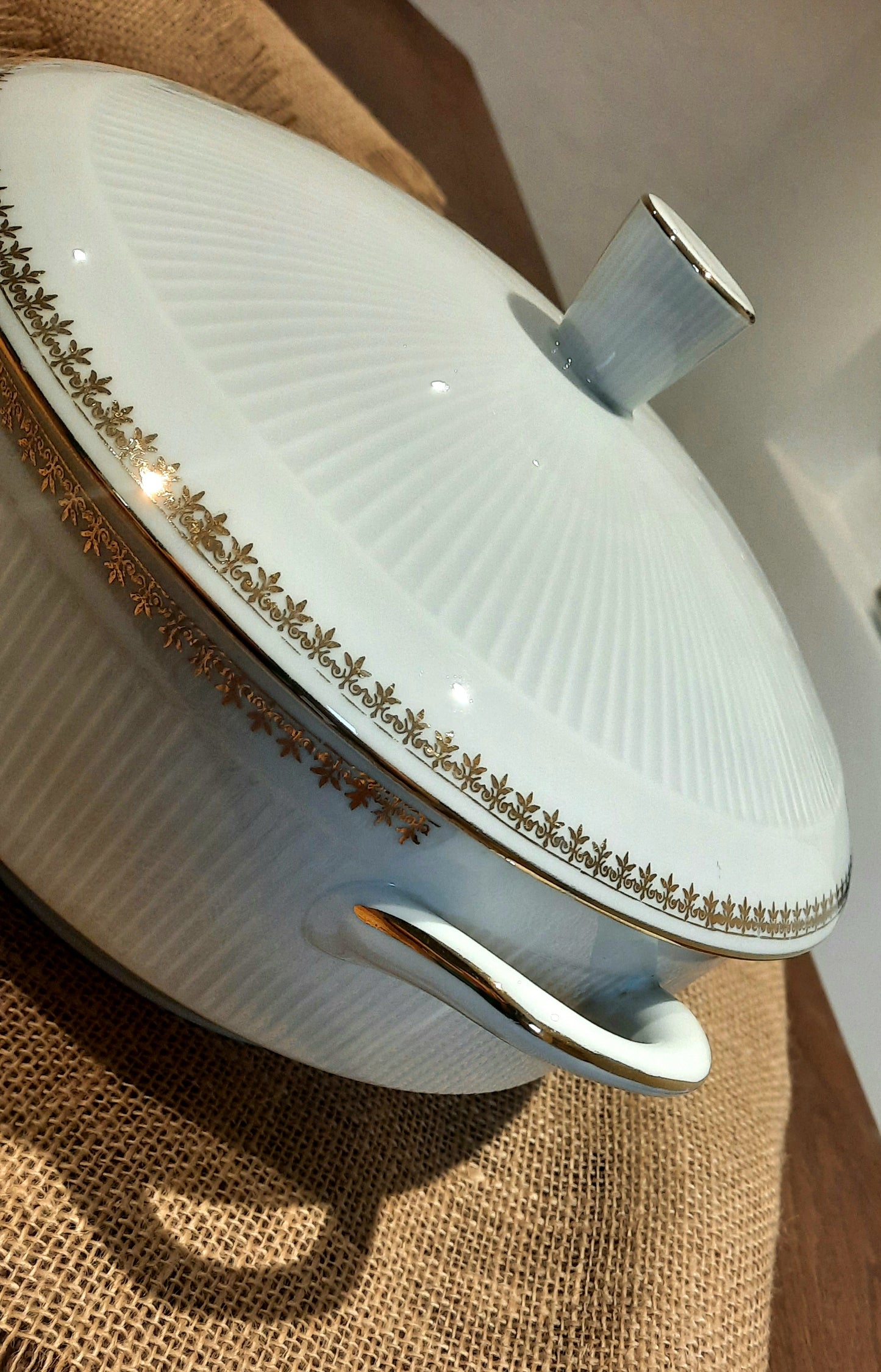 Terrina de porcelana genuína.