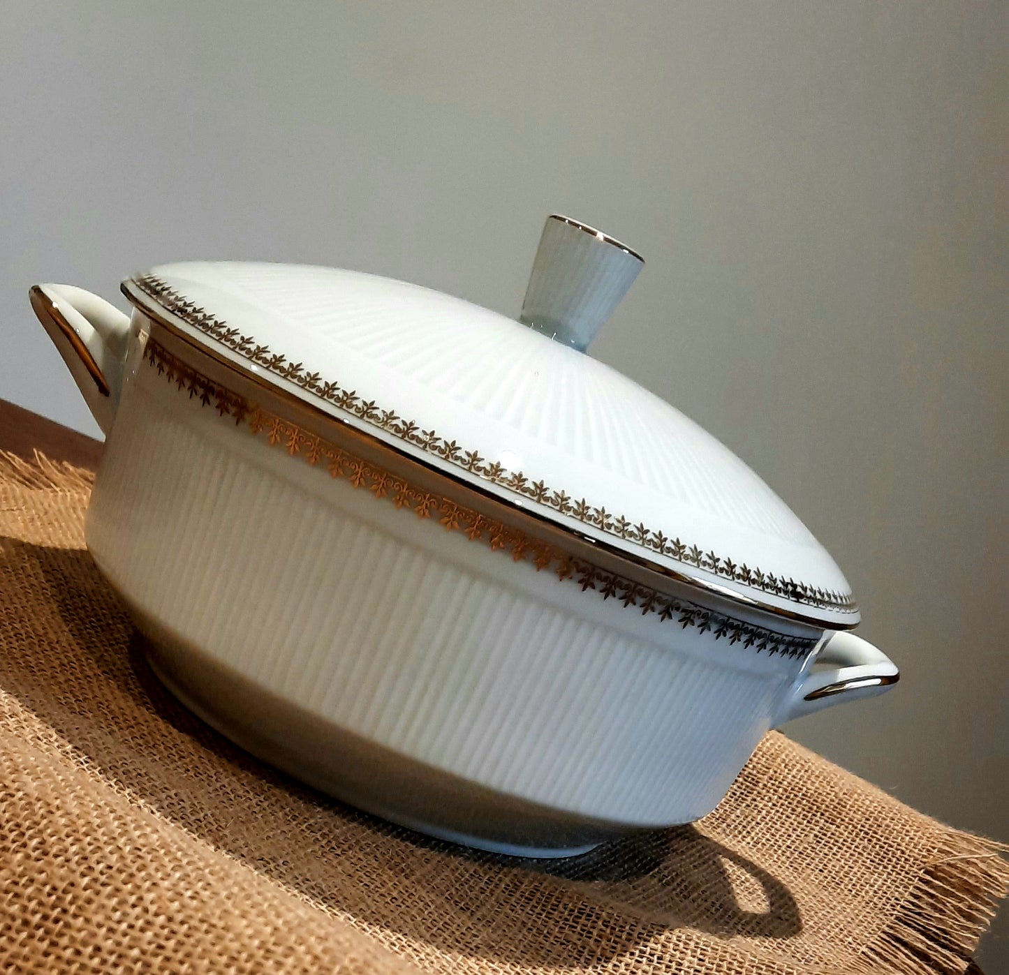 Terrina de porcelana genuína.