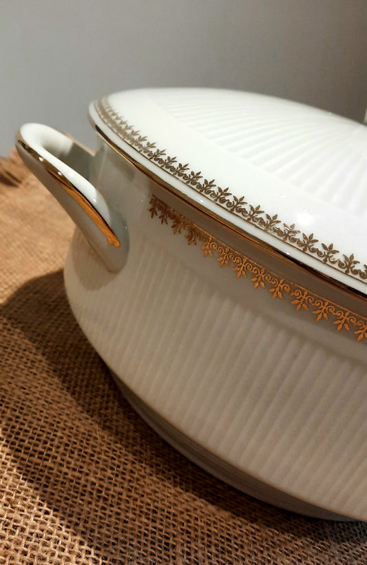 Terrina de porcelana genuína.
