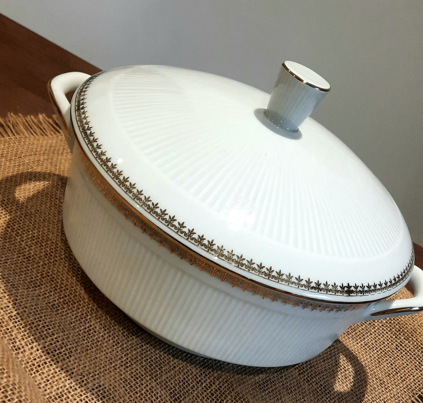 Terrina de porcelana genuína.