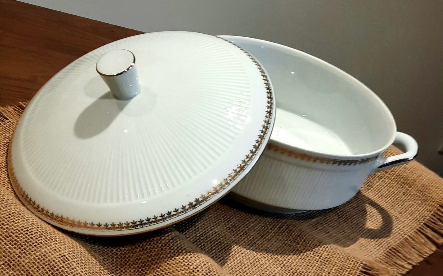 Terrina de porcelana genuína.