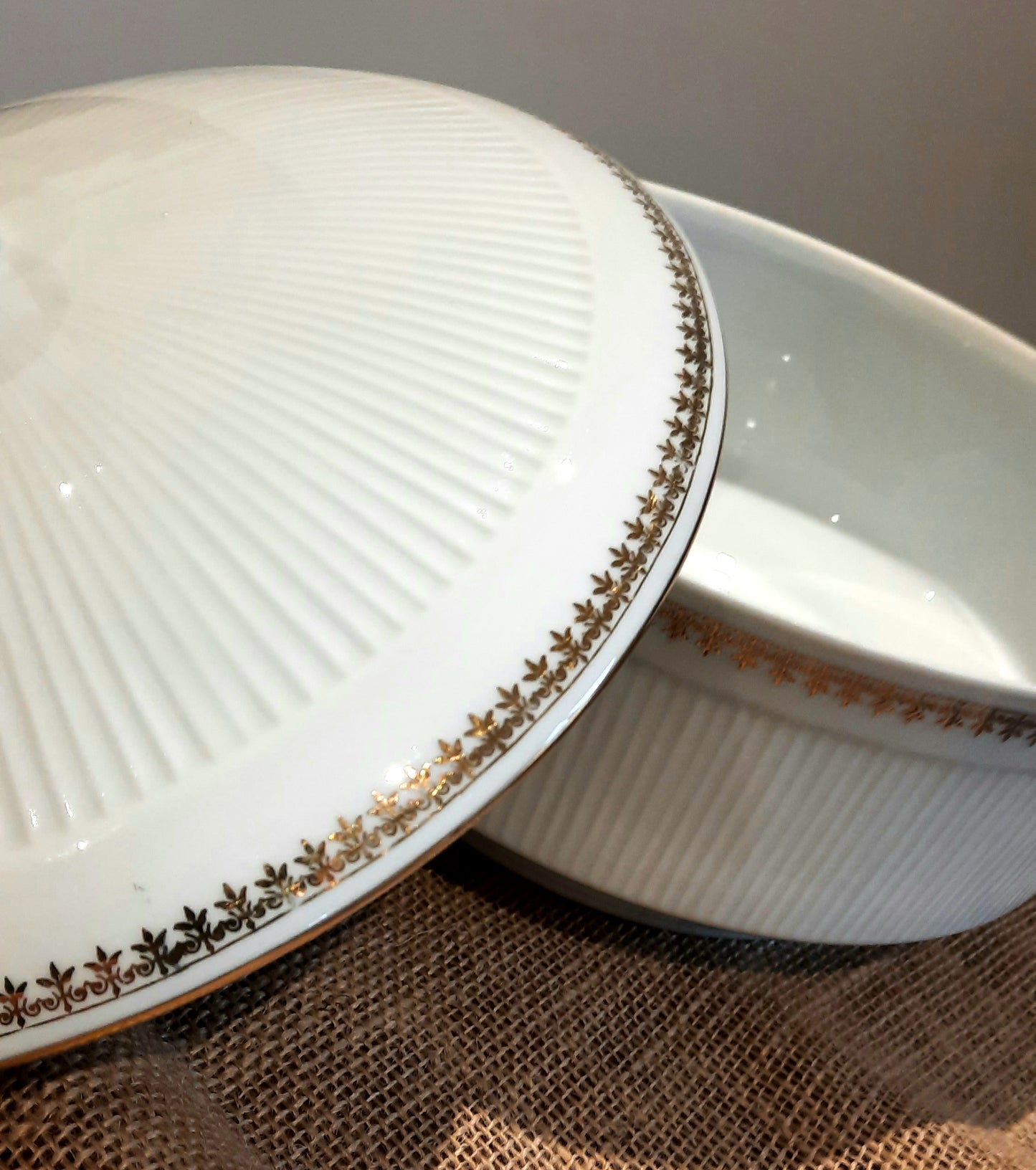 Terrina de porcelana genuína.