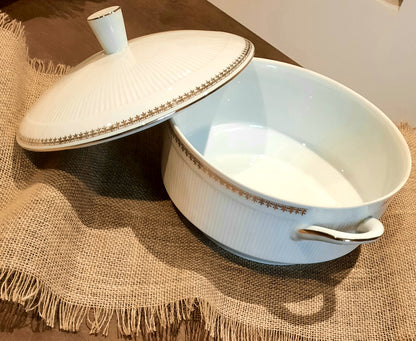 Terrina de porcelana genuína.