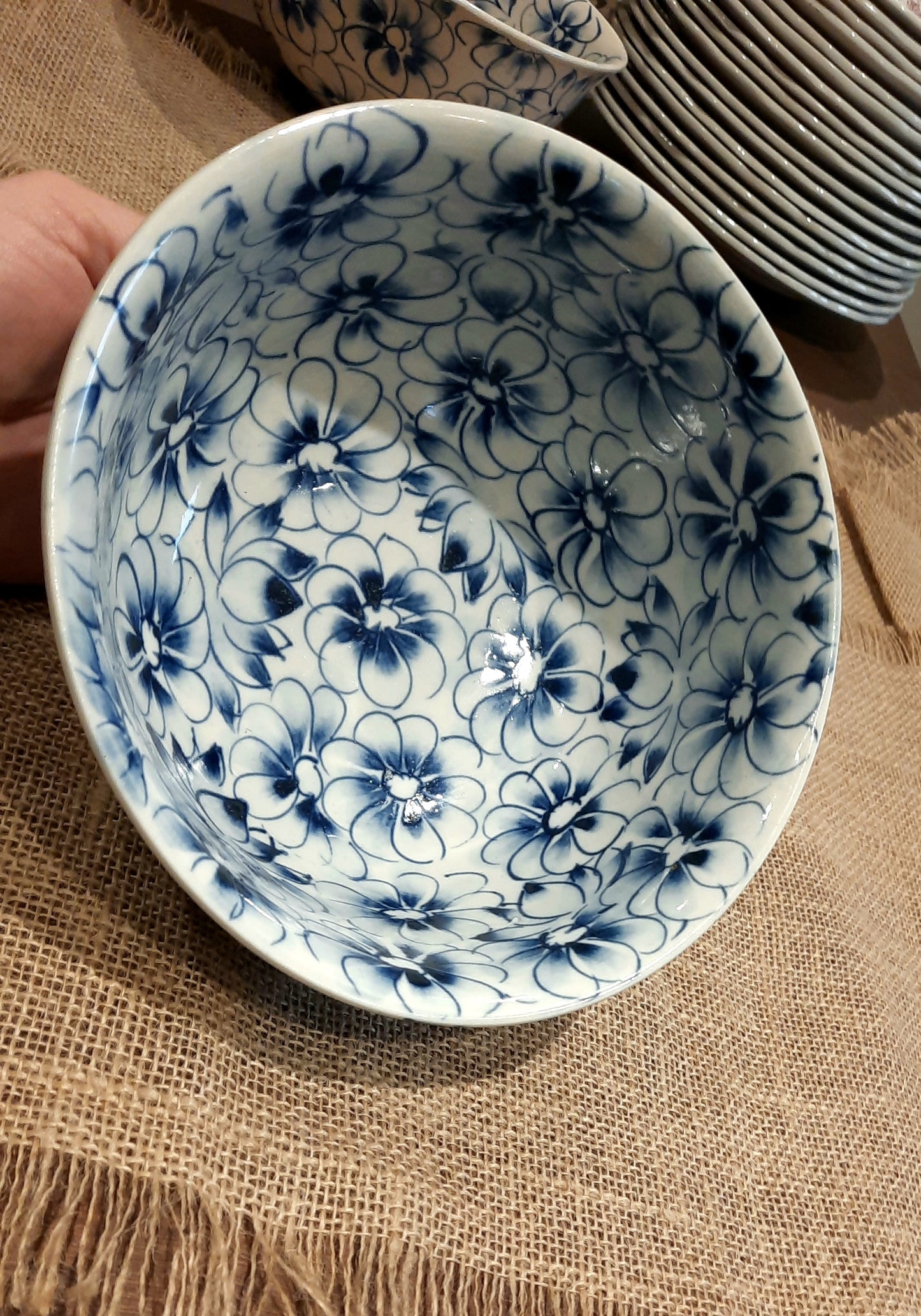 Saladier au motif fleurs bleues