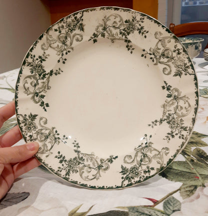 Deux Assiettes Plates Légèrement Creusées – Manufacture E. Bourgeois Grand Dépôt