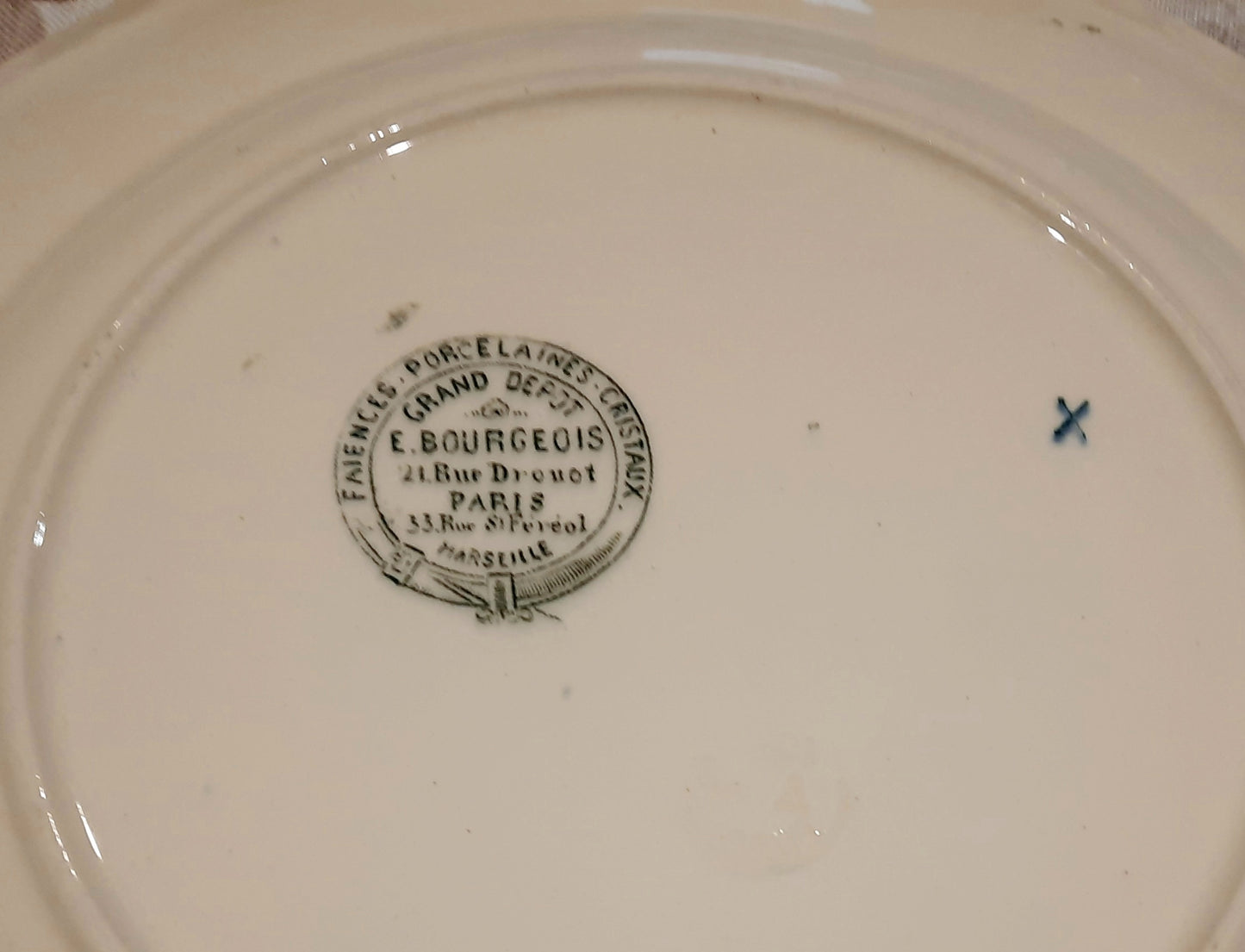 Deux Assiettes Plates Légèrement Creusées – Manufacture E. Bourgeois Grand Dépôt