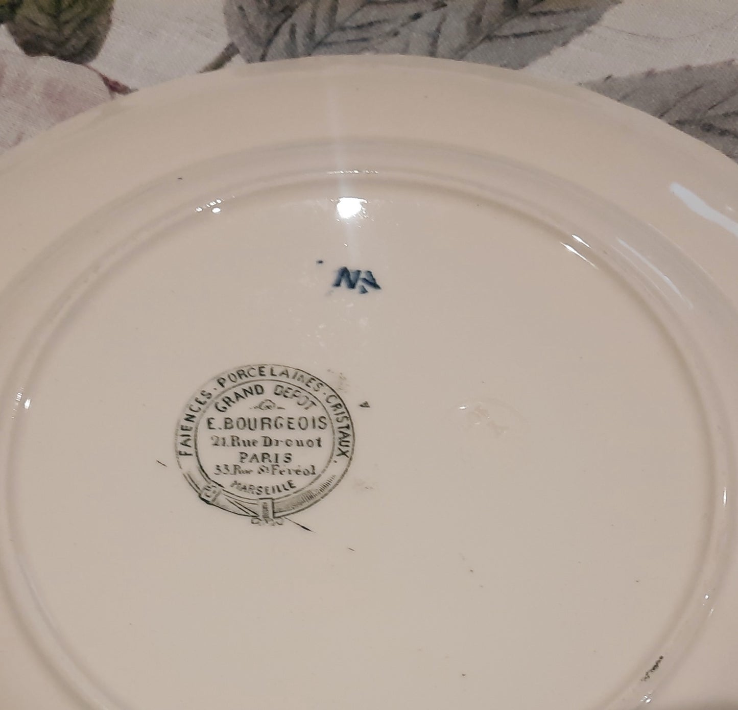 Deux Assiettes Plates Légèrement Creusées – Manufacture E. Bourgeois Grand Dépôt