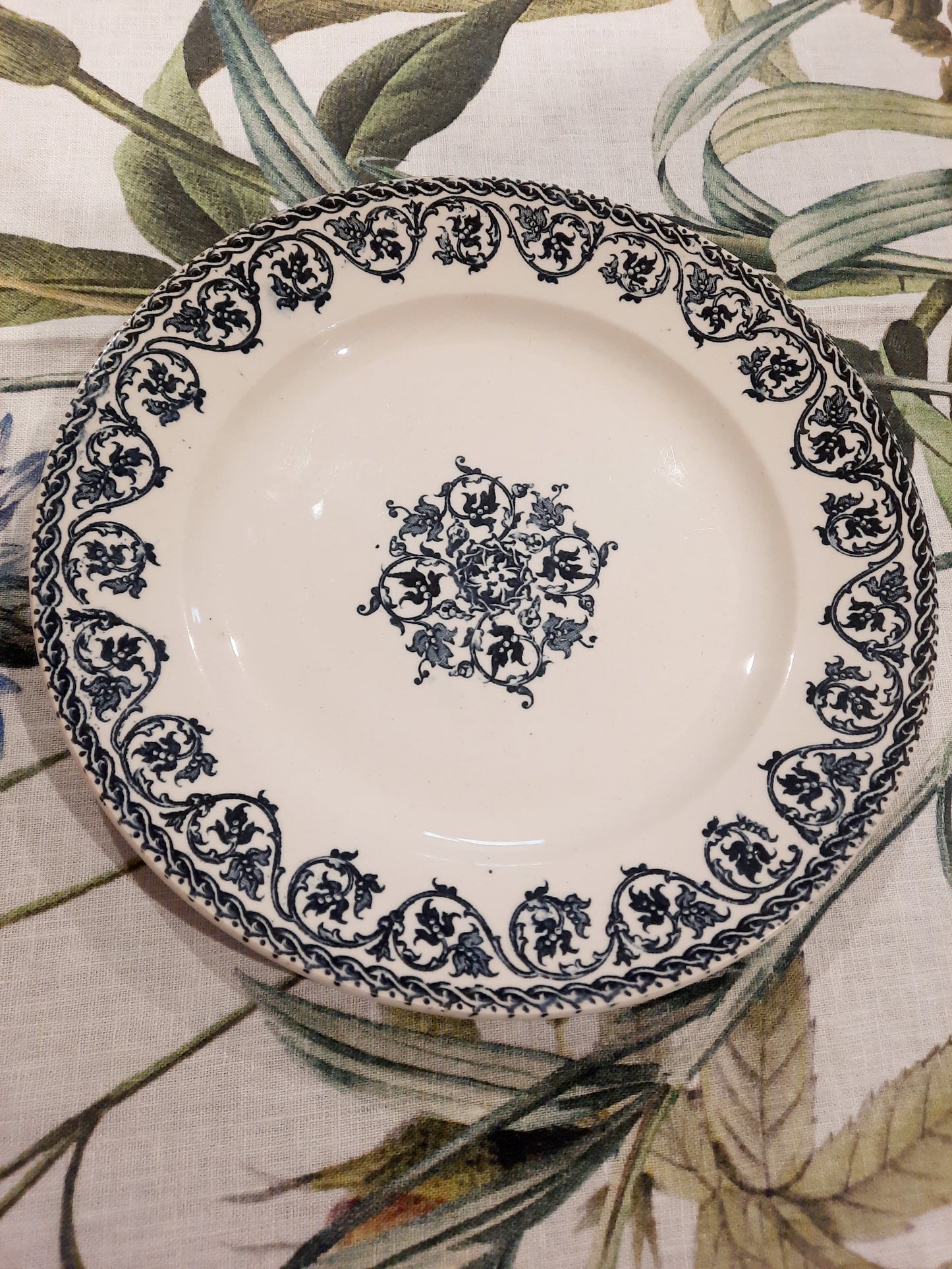 Assiette Plate "Brienne" en Terre de Fer – HB&Cie