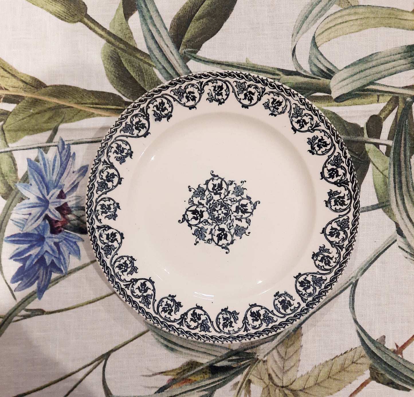 Assiette Plate "Brienne" en Terre de Fer – HB&Cie