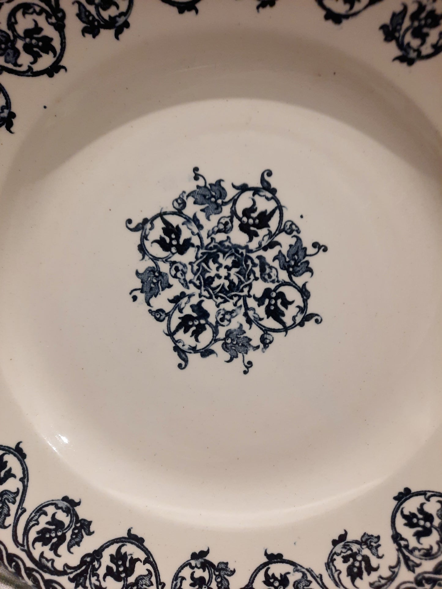 Assiette Plate "Brienne" en Terre de Fer – HB&Cie